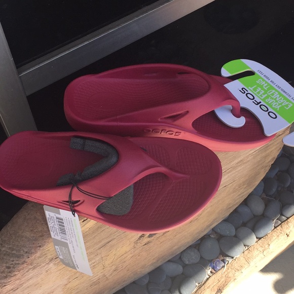 red oofos